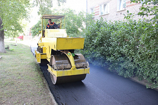 Барнаульские дорожники восстанавливают тротуары