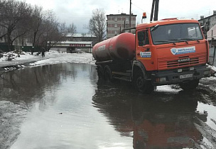 В выходные дни паводковые воды с проблемных участков в Барнауле откачивали круглосуточно