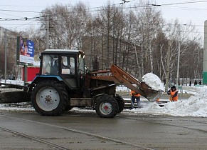 Дорожная служба Барнаула продолжает работу в усиленном круглосуточном режиме