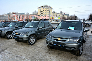  6 автомобилей для оказания неотложной медицинской помощи получили больницы и поликлиники Барнаула