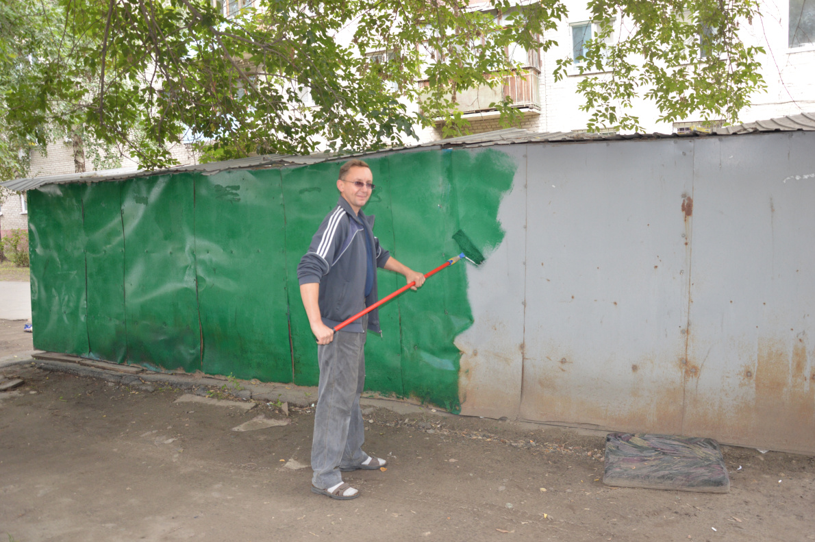 На улице Кулагина покрасили торговые лотки