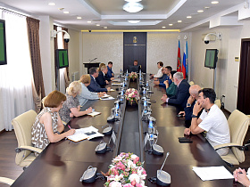 Вячеслав Франк провел совещание по установке памятного знака на площади Победы в Барнауле