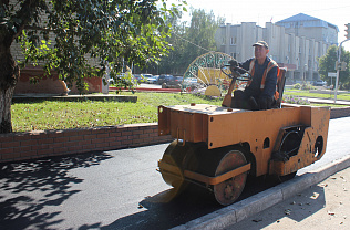 В Барнауле дорожники восстанавливают тротуары 