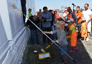 Жители краевой столицы приняли участие в обновлении букв БАРНАУЛ на склоне Нагорного парка