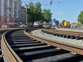 Вячеслав Франк проверил ход ремонта трамвайных путей на площади Октября