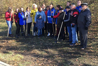 Более 60 мешков мусора и сухой листвы собрали в первый день месячника саночистки в Железнодорожном районе Барнаула