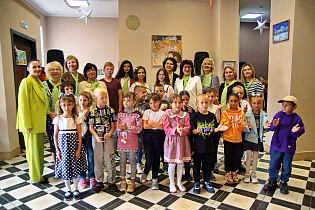 В Барнауле многодетным семьям помогли собрать ребятишек в школу 