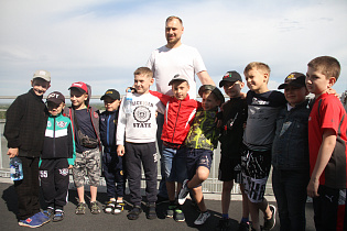 Юные донецкие хоккеисты знакомятся с Барнаулом 