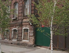 В Барнауле благоустроили территорию рядом с памятником архитектуры по ул. Интернациональной, 78