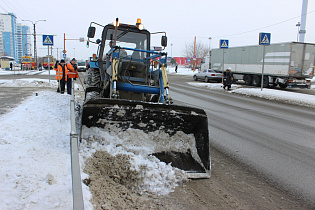 Снегоуборочная техника на дорогах Барнаула 