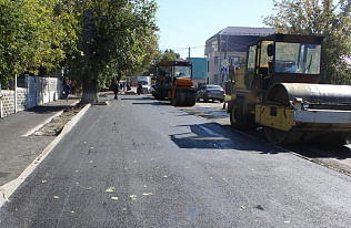 В Барнауле приступают к асфальтированию проезжей части улицы Бехтерева