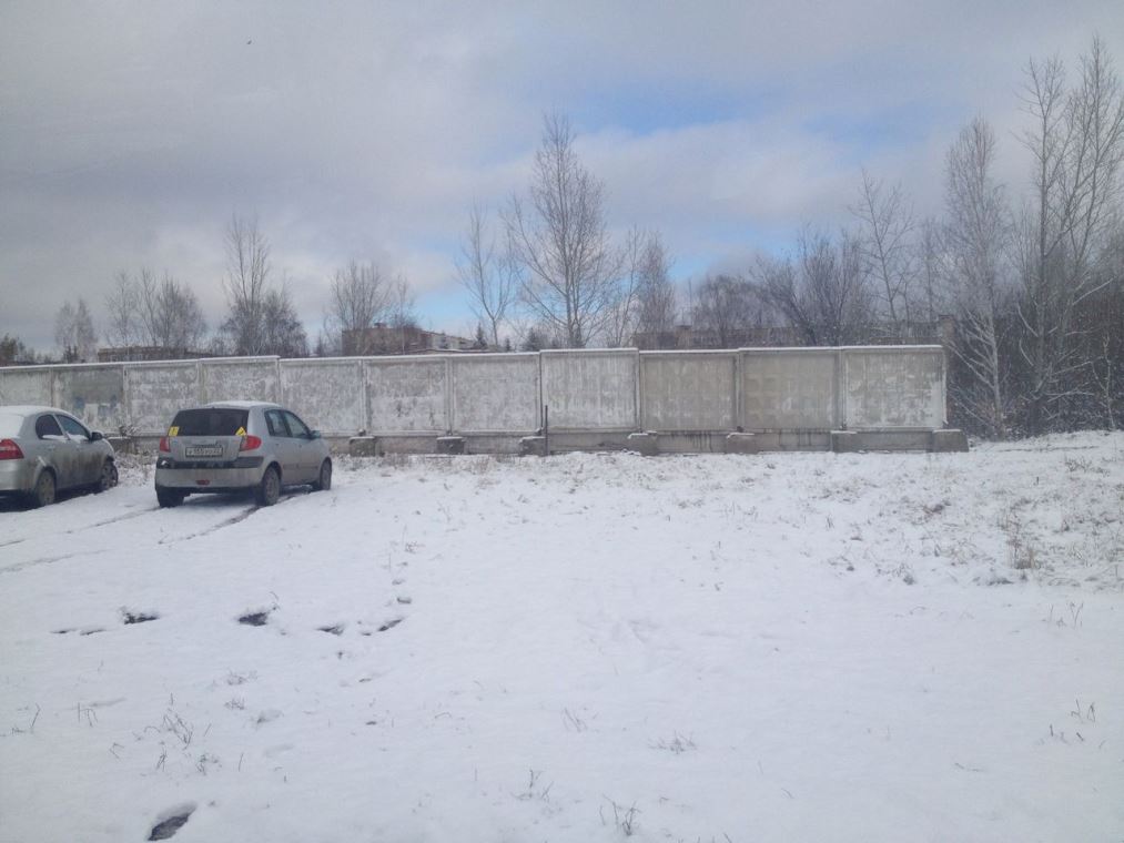 На строительной площадке в п.Научный Городок начали установку ограждения