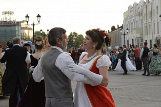 8 июня на улице Мало-Тобольской во второй раз пройдет театрализованное представление «Ночной бал» 