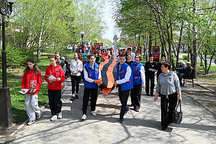 80-метровую Георгиевскую ленту пронесли по Аллее Победы студенты, школьники и волонтеры 