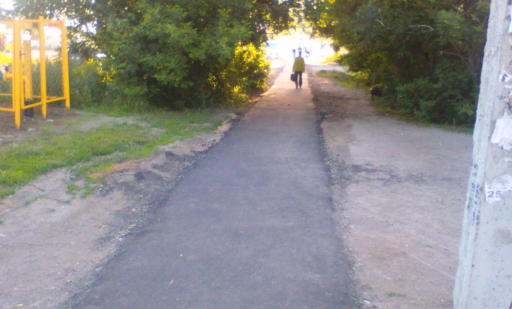Асфальтированный пешеходный тротуар сделали на улице Новосибирской в пригороде Барнаула