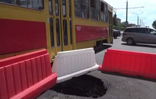 Дорожники устраняют провал асфальта на Красноармейском