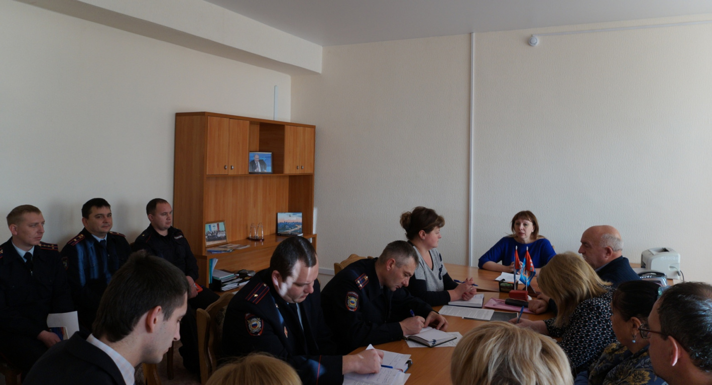 Больше молодых кадров и совместных рейдов: дружинники и полицейские обсудили работу в пригороде 