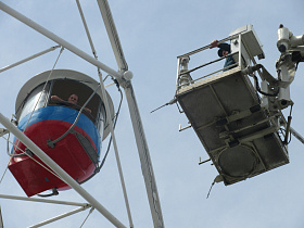 Как барнаульские спасатели вызволяли семью из остановившегося Колеса обозрения