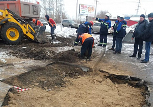 Бригада БТСК устраняет провал на улице Трактовой  (дополнено)