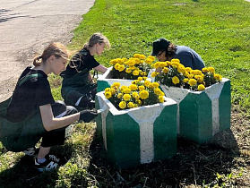Экологический отряд «Зеленый феникс» помогает в благоустройстве Барнаула