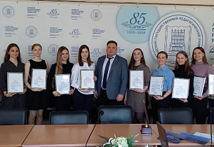 Барнаульскому ансамблю народного танца «Фантазия», который отметил 55-летие, вручили награду