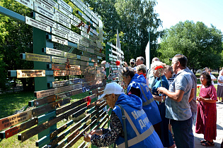 В Барнауле на «Дереве Памяти» увековечили имена ветеранов Великой Отечественной войны и солдат, погибших во время исполнения воинского долга
