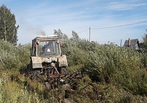 В Барнауле проводят осеннюю противопожарную опашку пригородной территории