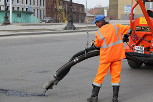В Барнауле приступили к ямочному ремонту дорог струйно-инъекционным методом