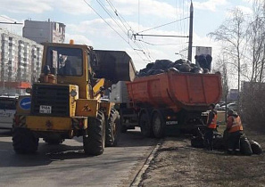 В выходные после субботника дорожники вывезли из Барнаула около 500 тонн мусора 