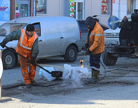 Дорожная служба Барнаула заготовила партию холодного асфальта для аварийного ремонта дорог зимой