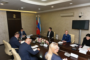 В администрации Барнаула обсудили вопросы завершения строительства проблемных многоквартирных домов