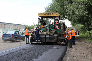 Дорожники корректируют уклон дороги по ул.Весенней в Новосиликатном для естественного водоотвода