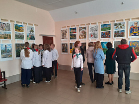 Выставка работ юных художников Барнаула открылась накануне Дня Победы в Республике Беларусь