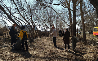 На улицах Кулагина и Смирнова в Барнауле прошла экологическая акция по уборке мусора